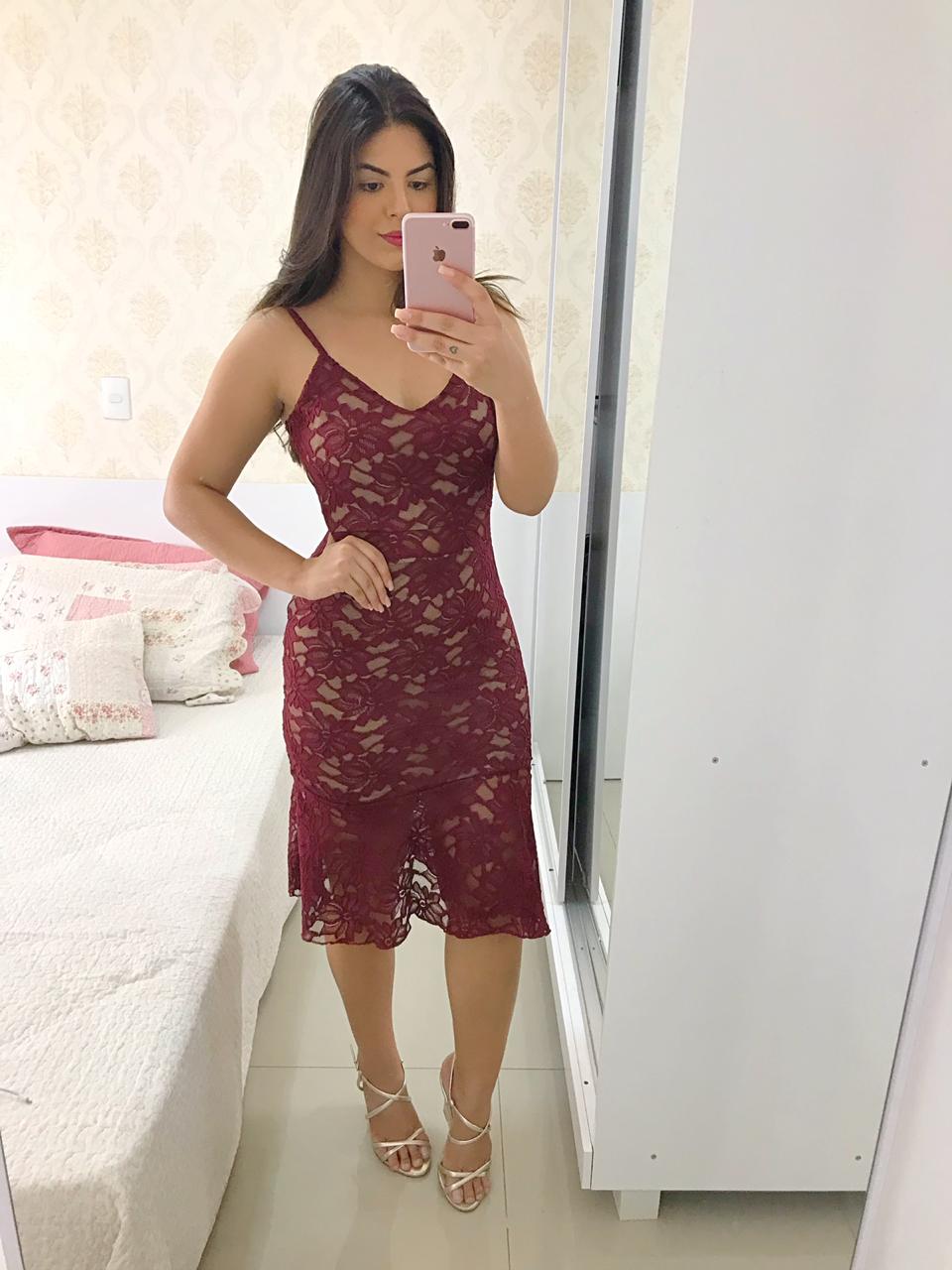vestido de renda cor vinho